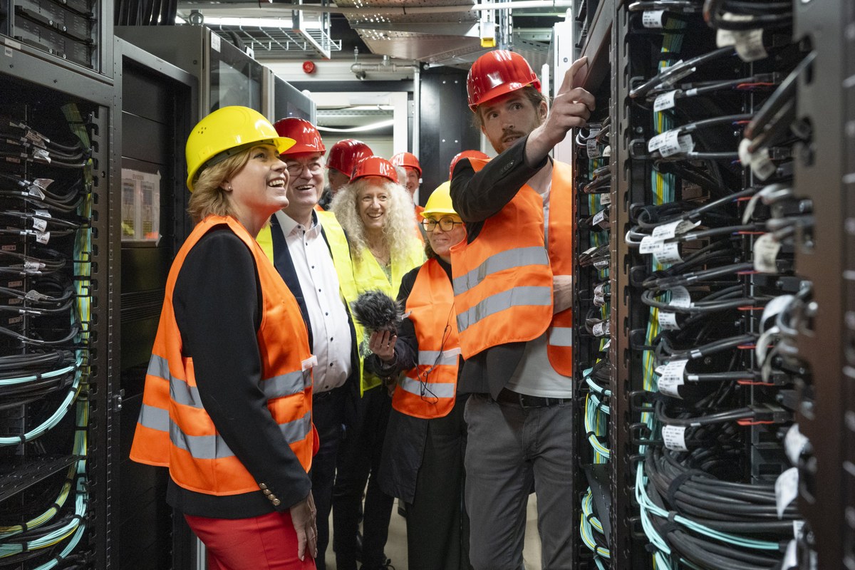 EU-Kommissarin Henna Virkkunen besucht Forschungszentrum Jülich